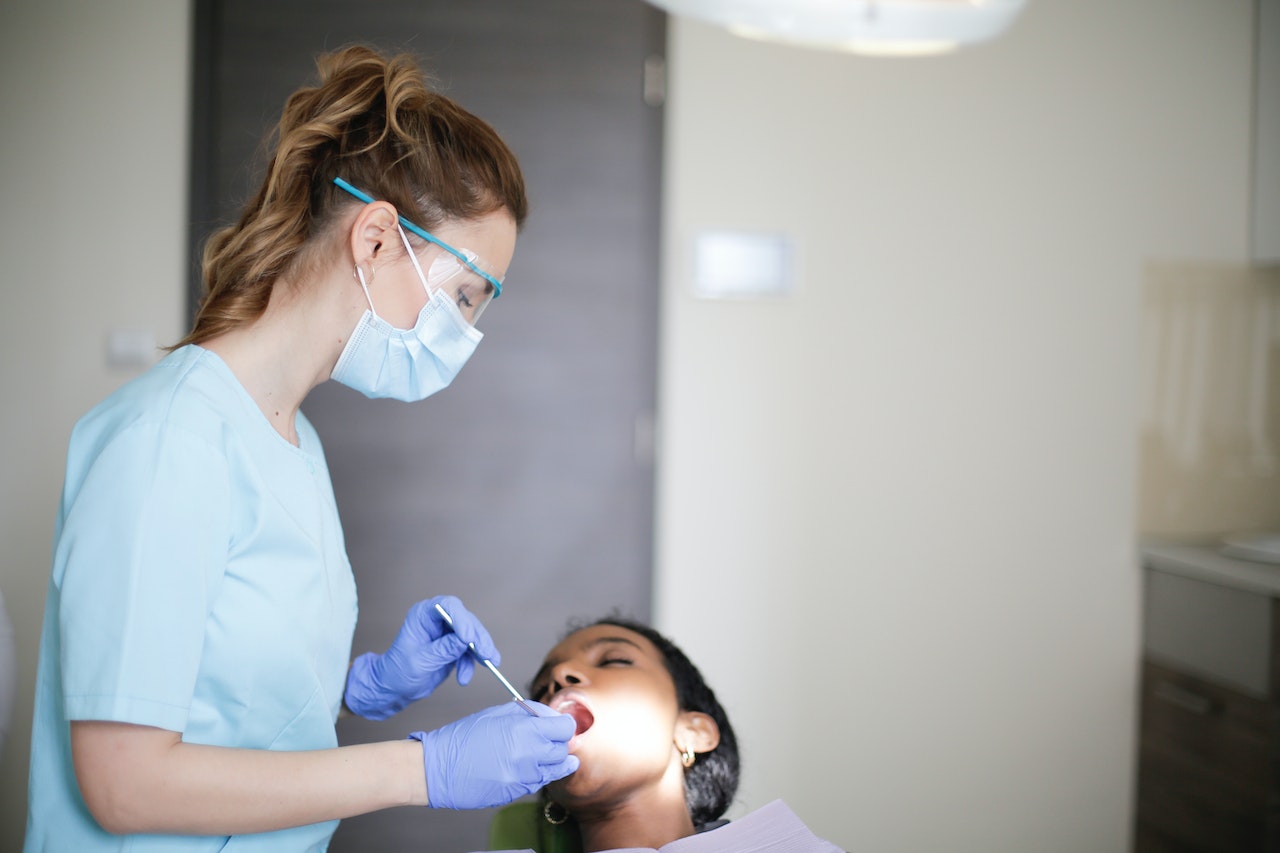 Raspar a gengiva: entenda como a raspagem periodontal funciona